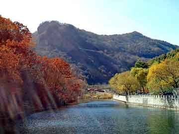 央媒：安徽凤阳鼓楼坍塌楼宇部分非文物，系违规复建的“假古董”